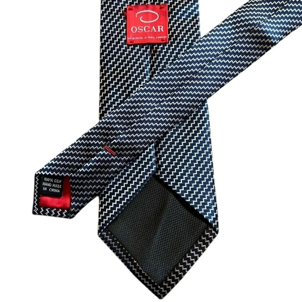 Oscar de la Renta navy blue & silver small zigzag pattern silk tie 3.5” wide